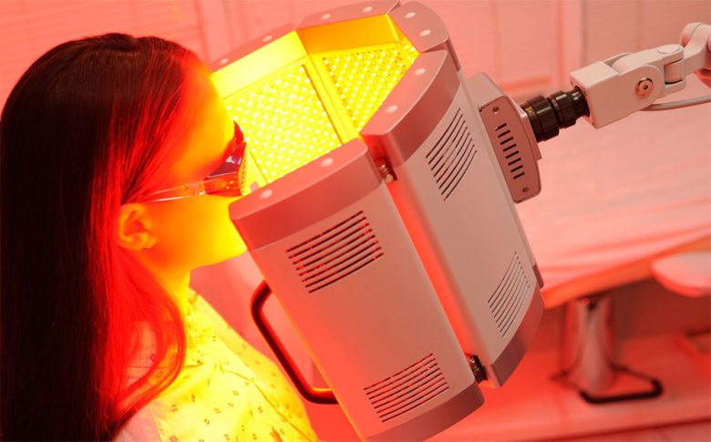 Aplicación de LEDs terapéuticos en fotobiomodulación – Esteticistas